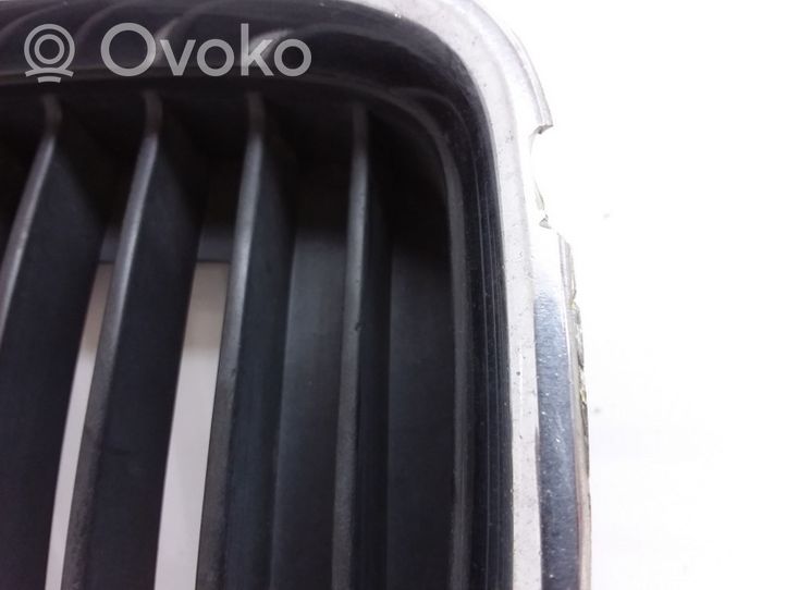 BMW 3 E36 Grille inférieure de pare-chocs avant 8151547