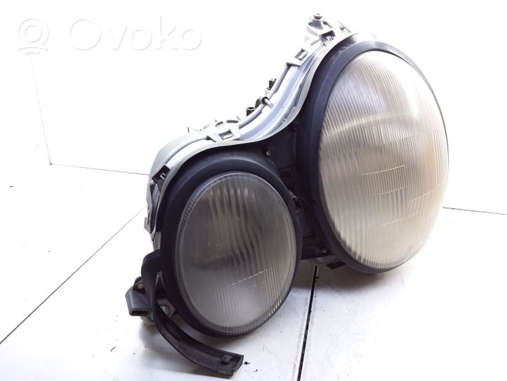 Mercedes-Benz E W210 Lampa przednia 14434500