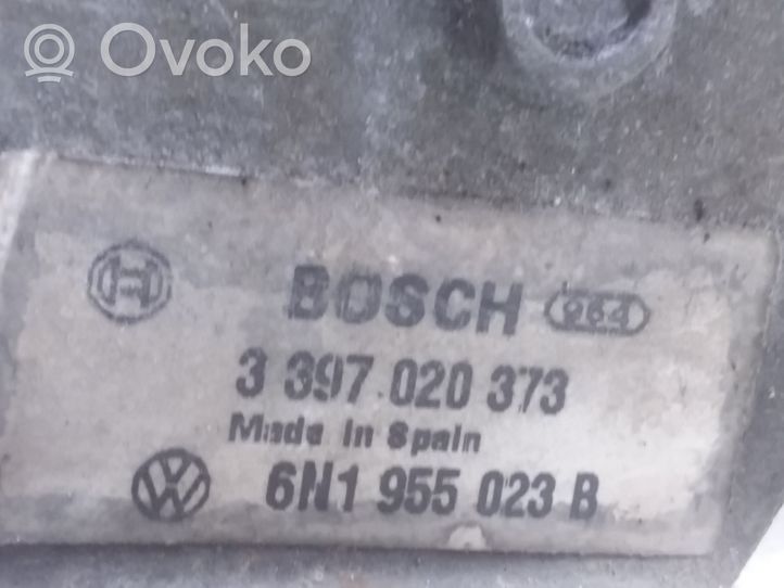 Volkswagen Polo III 6N 6N2 6NF Mechanizm i silniczek wycieraczek szyby przedniej / czołowej 3397020373