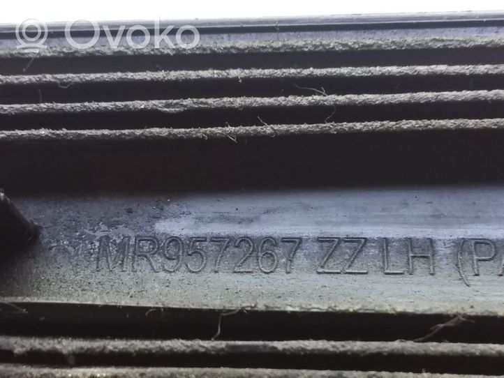 Mitsubishi Colt Aizmugurē durvju dekoratīvā apdare (moldings) MR957267