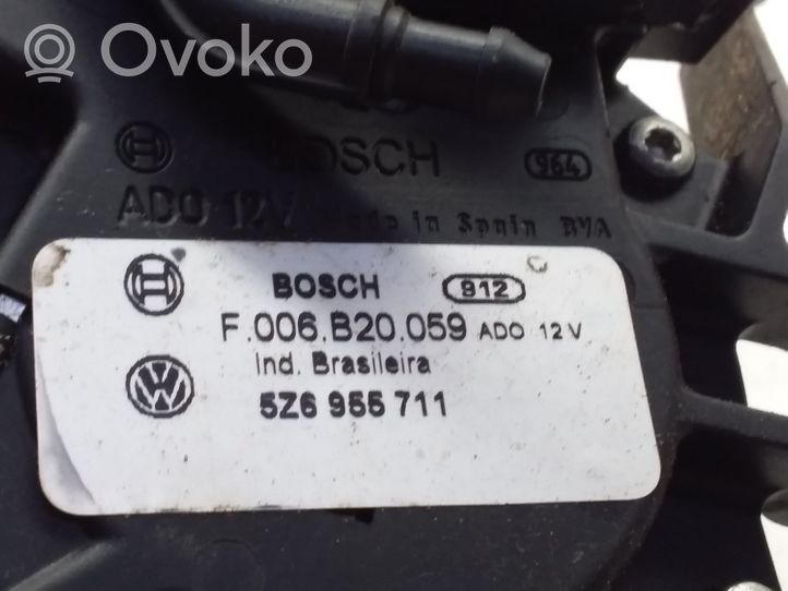 Volkswagen Fox Silniczek wycieraczki szyby tylnej 5Z6955711