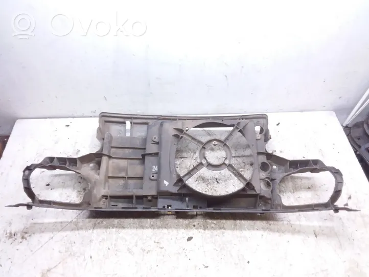 Volkswagen Golf III Jäähdyttimen kehyksen suojapaneeli 810000283