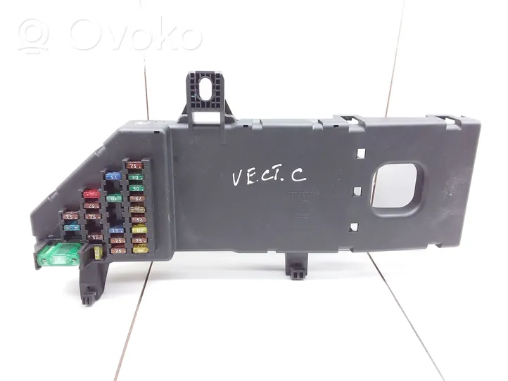 Opel Vectra C Relay mounting block 24443147