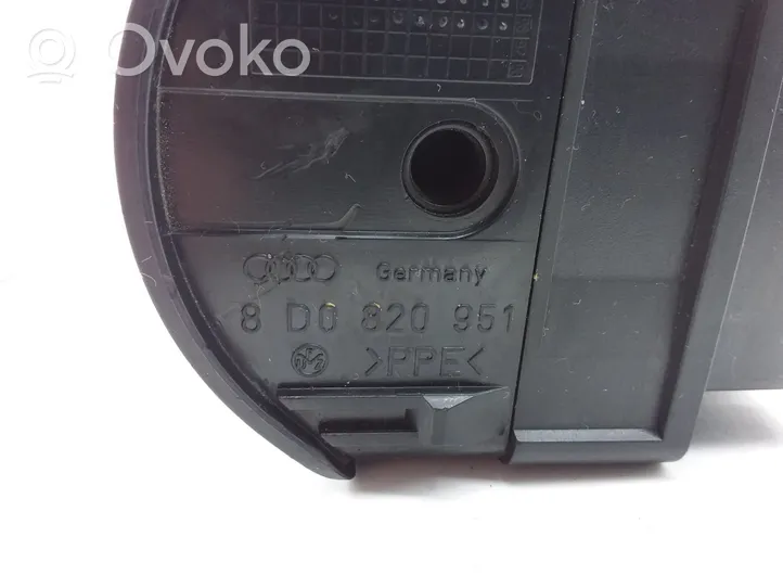 Audi A4 S4 B5 8D Dysze / Kratki środkowego nawiewu deski rozdzielczej 8D0820951