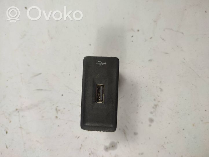 Volkswagen Caddy USB socket connector 3G0035222