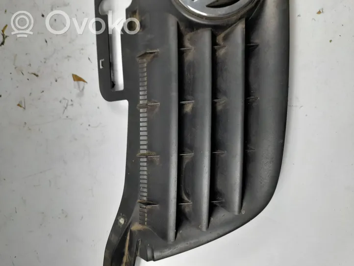 Volkswagen Touran I Griglia superiore del radiatore paraurti anteriore 1T0853651A