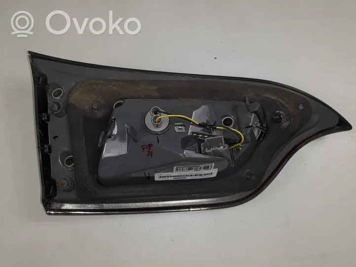 Jeep Cherokee Lampy tylnej klapy bagażnika 68102920AC