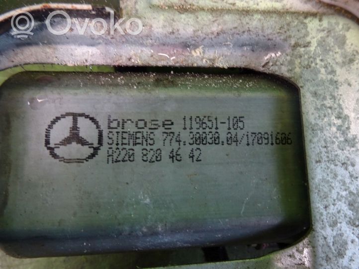 Mercedes-Benz C W203 Elektryczny podnośnik szyby drzwi przednich A2208204642