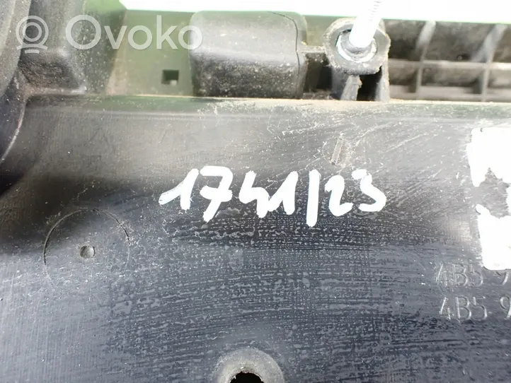 Audi A6 S6 C5 4B Listwa pod lampę tylną 4B5945695