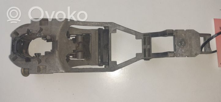 Volkswagen PASSAT B5 Front door exterior handle/bracket 3B0837885