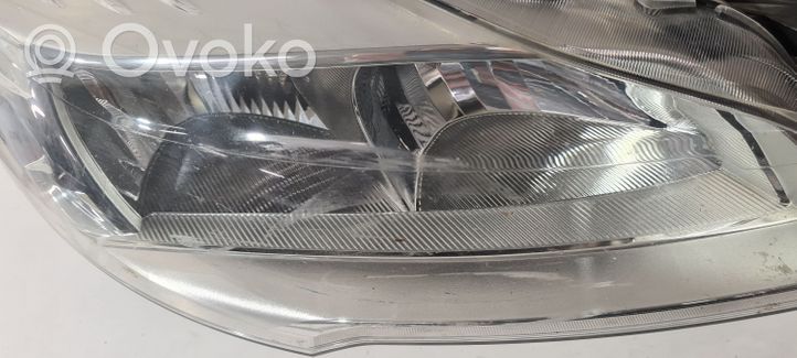 Ford Kuga II Lampa przednia 90014884