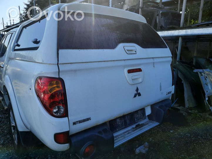 Mitsubishi L200 Alustakaukalo takapaneeli/takaluukku 