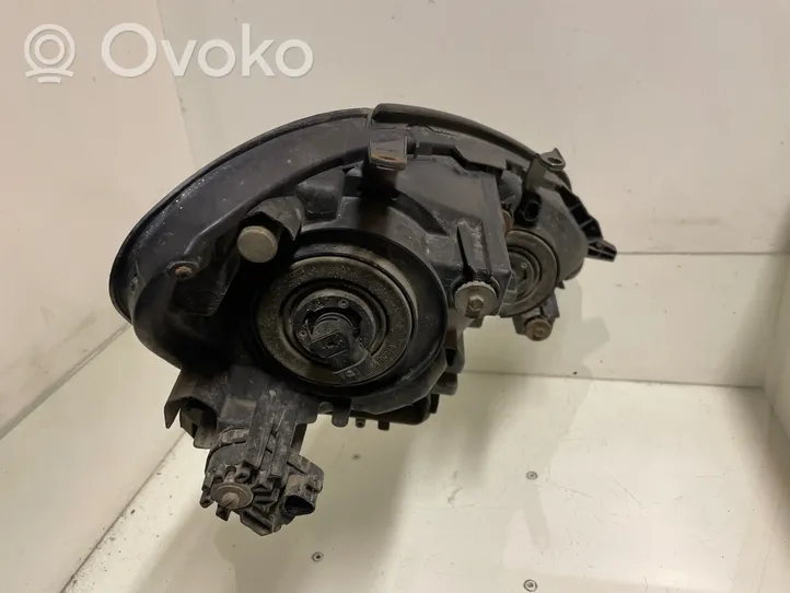 Toyota Avensis Verso Lampa przednia 