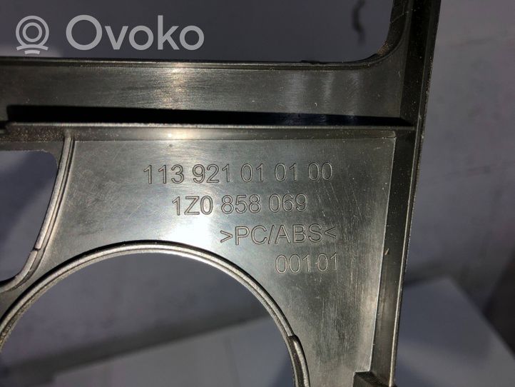 Skoda Octavia Mk2 (1Z) Kojelaudan keskiverhoilu 1Z0858069