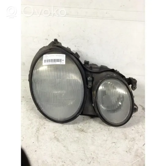 Mercedes-Benz CLK A208 C208 Lampa przednia 