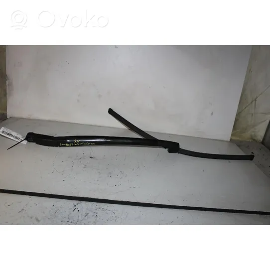 Volkswagen Touareg I Front wiper blade arm 