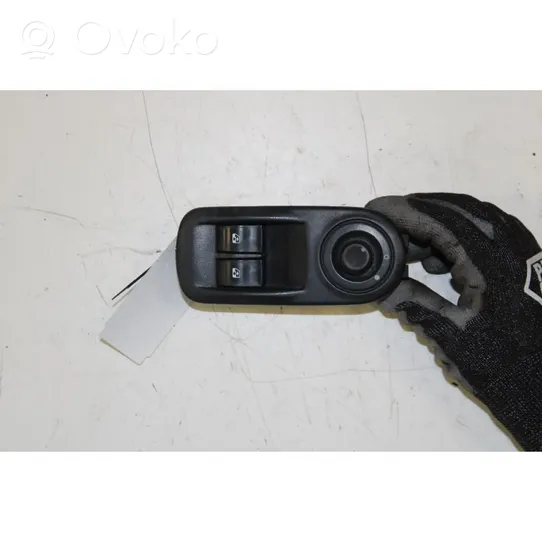 Opel Vivaro Electric window control switch 