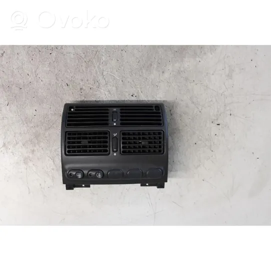 Fiat Punto (176) Moldura protectora de la rejilla de ventilación lateral del panel 