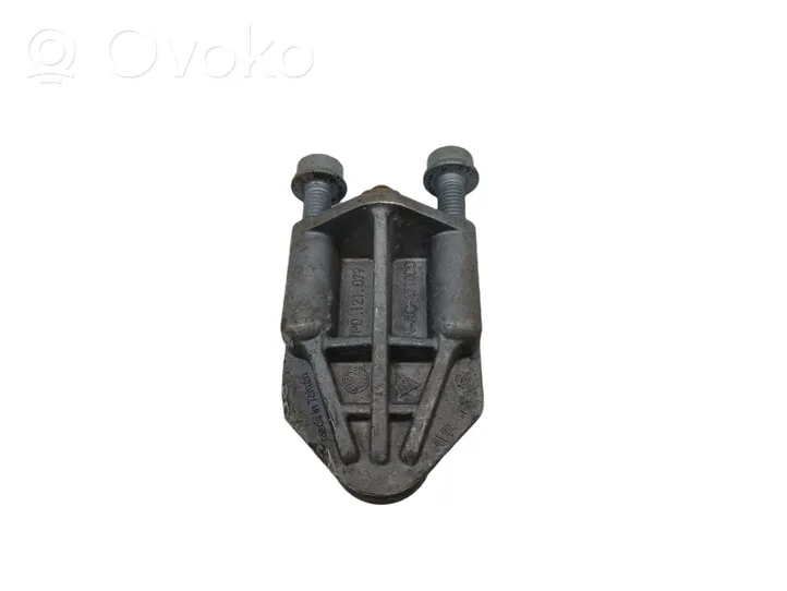 Volkswagen Touareg II Fixation de radiateur 7P0121079