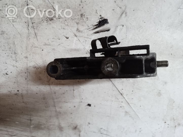 BMW 5 E39 Supporto della pompa del carburante 2246191