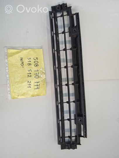 Volkswagen Golf VIII Grille inférieure de pare-chocs avant 5H0853677G