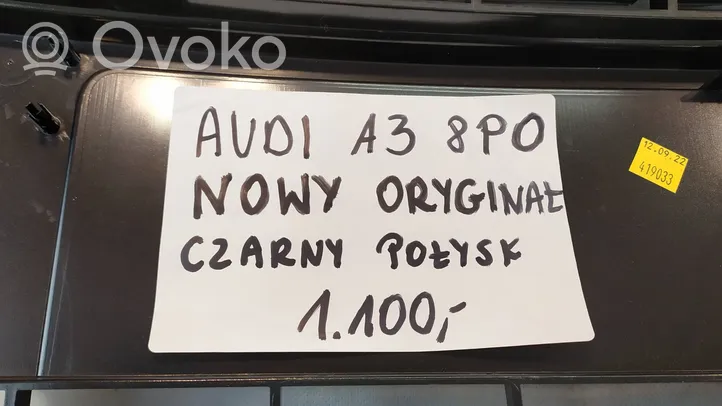 Audi A3 S3 8P Grotelės viršutinės 8P0853651D