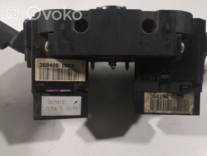 Nissan Terrano Interruptor/palanca de limpiador de luz de giro 54394781