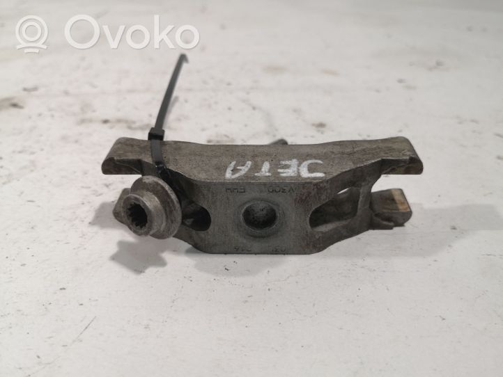 Volkswagen Jetta VI Support de pince d'injecteur de carburant 03L216V300