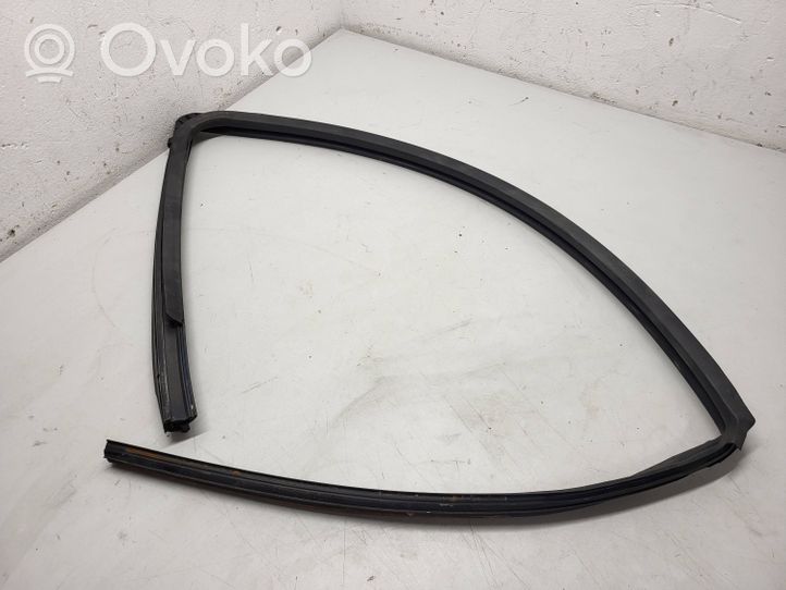 Nissan Qashqai+2 Joint d'étanchéité de vitre avant 80331JD000