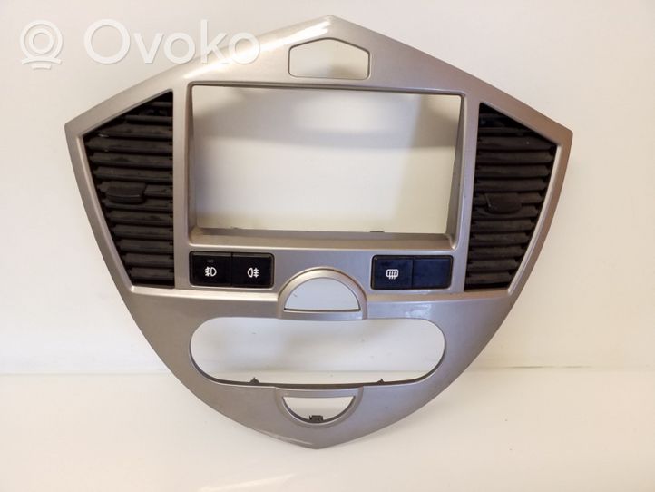 KIA Carens I Radio/GPS head unit trim 