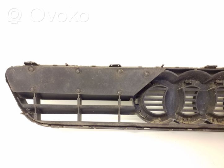 Audi A3 S3 8L Grotelės viršutinės 8L0807683