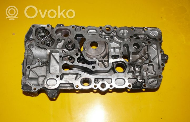 Audi A8 S8 D3 4E Supporto di montaggio del filtro dell’olio 057115401N