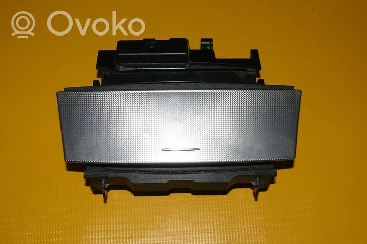 Mercedes-Benz CLK AMG A209 C209 Auton tuhkakuppi A2096800550