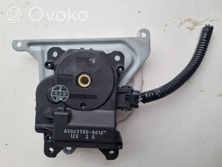 Toyota Avensis T250 Moteur / actionneur de volet de climatisation AE063700-8610