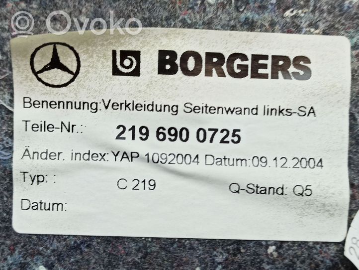 Mercedes-Benz CLS C219 Tavaratilan/takakontin alempi sivuverhoilu 2196900725