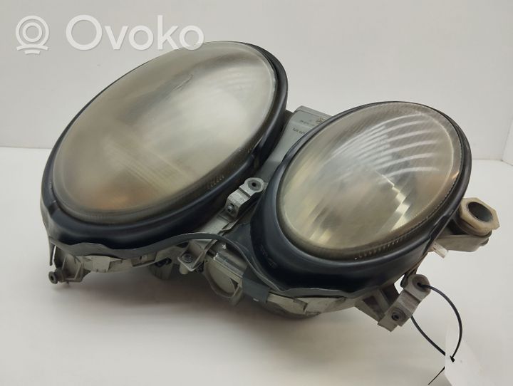 Mercedes-Benz CLK A208 C208 Lampa przednia 00745701