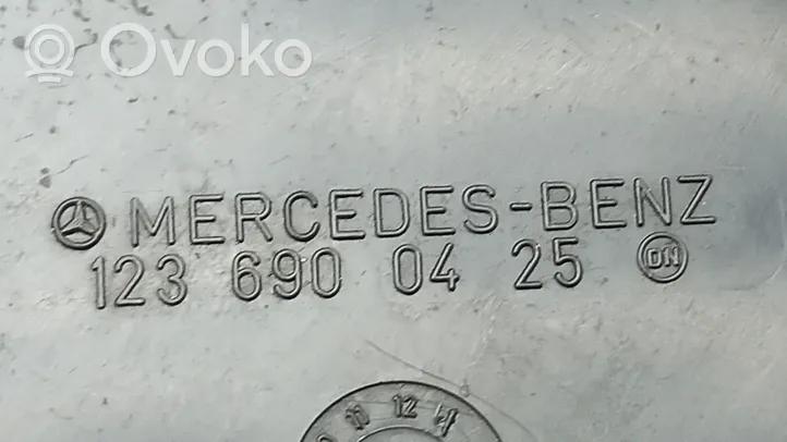 Mercedes-Benz E W123 Osłona środkowa słupka / C 1236900425