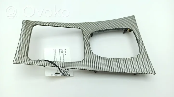 Mercedes-Benz C W203 Rivestimento in plastica cornice della leva del cambio A203680