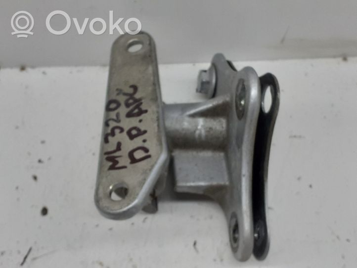 Mercedes-Benz ML W164 Front door lower hinge 