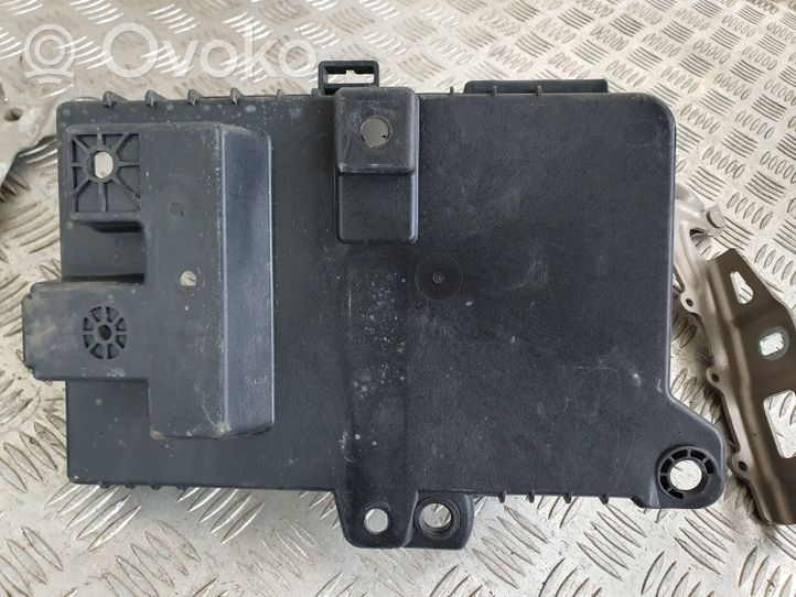 Ford Focus Boîte de batterie JX6B10723AB