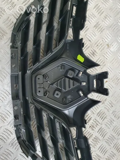 Renault Captur Grotelės viršutinės 623109707R