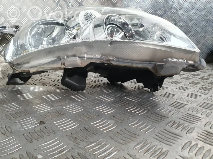 Toyota Auris 150 Lampa przednia 81110-02A40