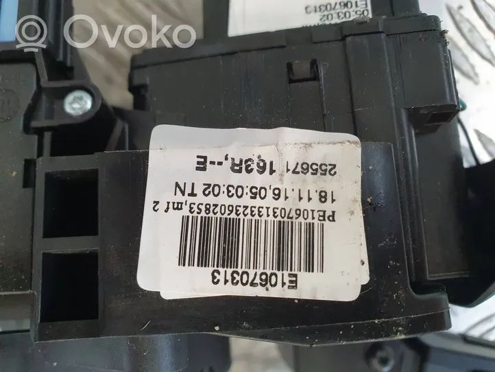 Renault Clio IV Manetka / Przełącznik kierunkowskazów wycieraczek 255671163R