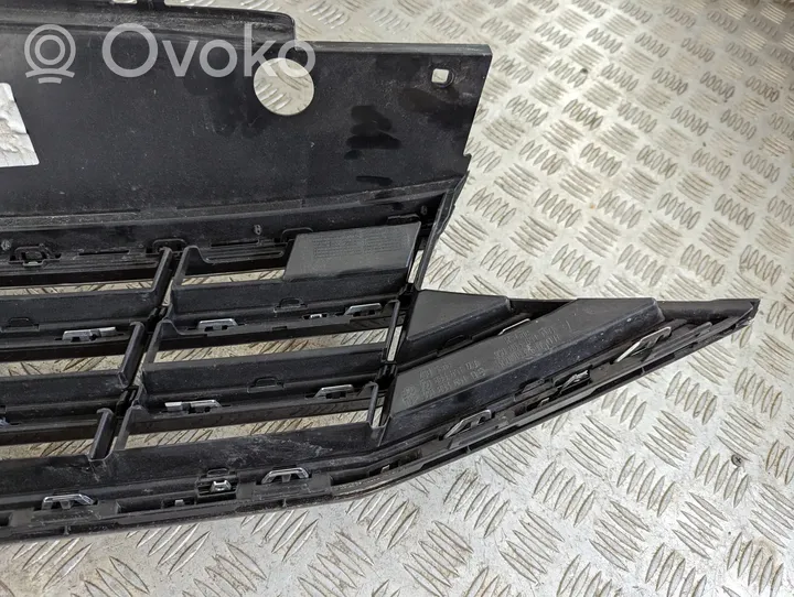 Volkswagen PASSAT B8 Grille calandre supérieure de pare-chocs avant 3C0853651