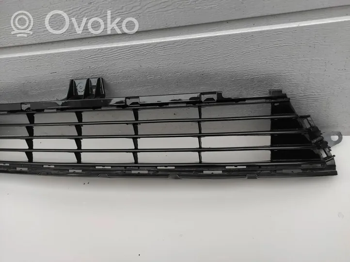 Toyota Auris E180 Grotelės apatinės (trijų dalių) 5311202670