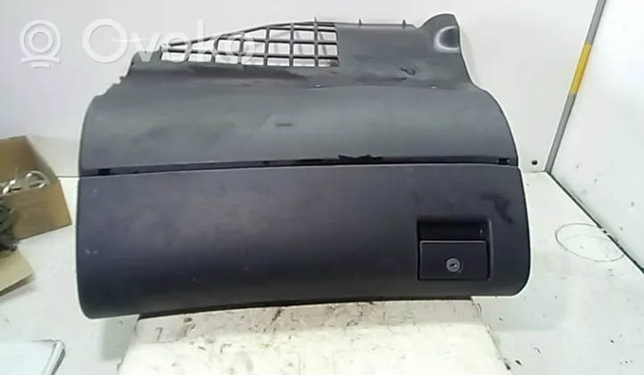 Audi A4 S4 B5 8D Panelės stalčiuko/lentinėlės paklotėlis 