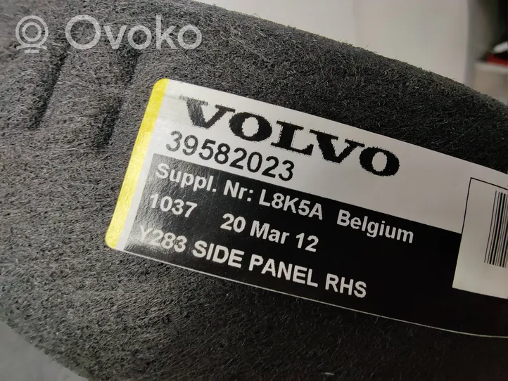 Volvo S60 Tavaratilan/takakontin alempi sivuverhoilu 39582023