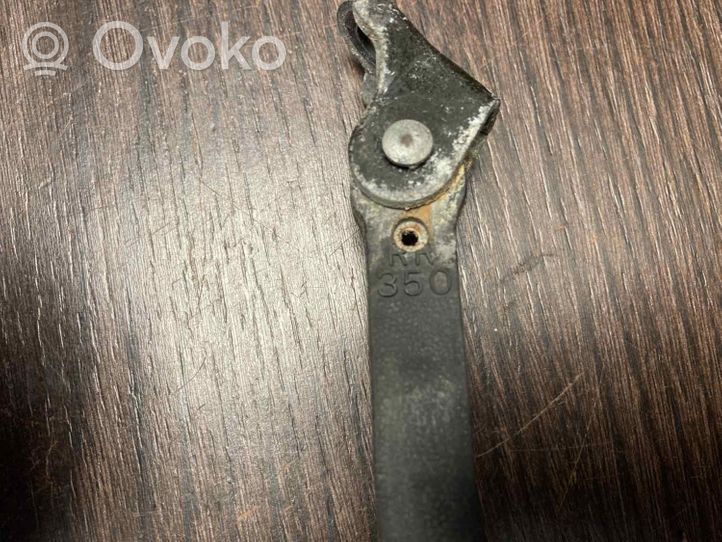 Toyota Corolla E110 Takaoven pidätin 6864012030