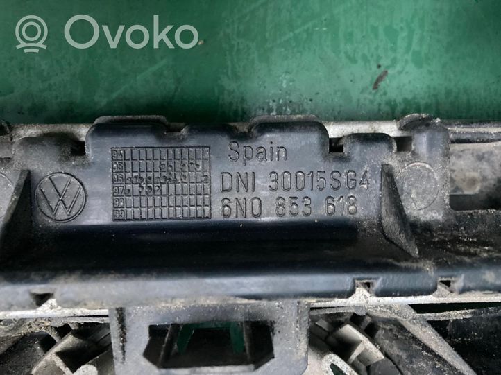 Volkswagen Polo III 6N 6N2 6NF Etupuskurin ylempi jäähdytinsäleikkö 6N0853618