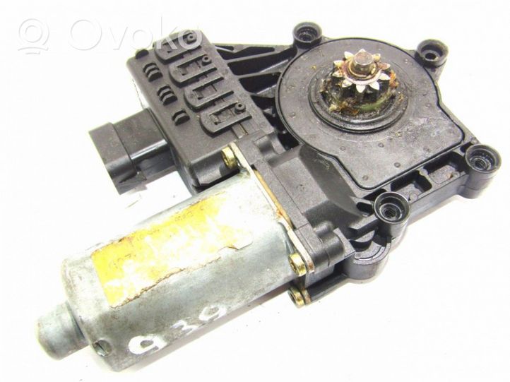 Opel Zafira A Front door window regulator motor 